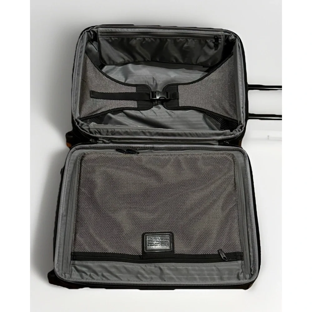 Tumi Alpha 2 Black Expandable 4 Wheeled Spinner Carry On luggage 22061D2 travel